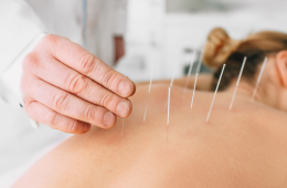 Đau mỏi vai gáy có nên châm cứu bấm huyệt tại Bình Thuận?