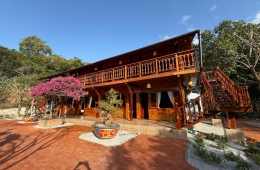 Tìm khách sạn Vĩnh Hy gần biển? Trải nghiệm ngay tại Homestay Nhà Gỗ