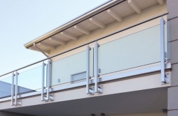 Thi công lan can kính cường lực: Mẫu đẹp, giá tốt, bền đẹp