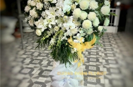 Mẫu vòng hoa viếng trắng TPHCM trang nghiêm